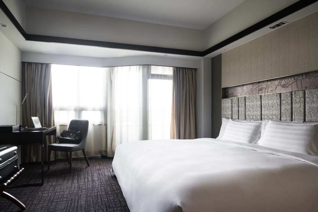Superior King Room with City View